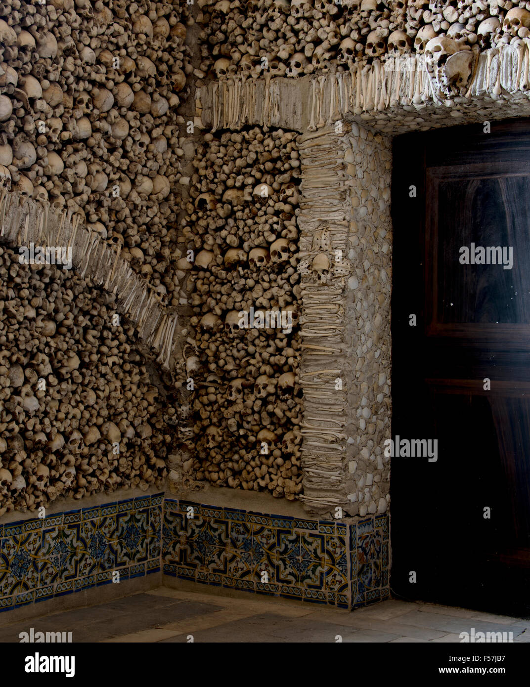 die Capela Dos Ossos ist eines der bekanntesten Denkmäler in Évora, Portugal. Es ist eine kleine innere Kapelle befindet sich neben der Stockfoto