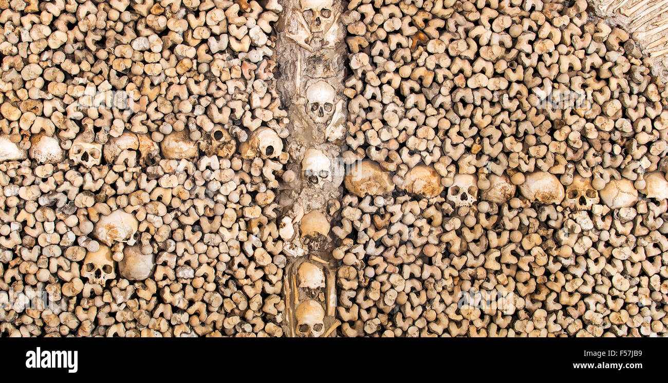 die Capela Dos Ossos ist eines der bekanntesten Denkmäler in Évora, Portugal. Es ist eine kleine innere Kapelle befindet sich neben der Stockfoto