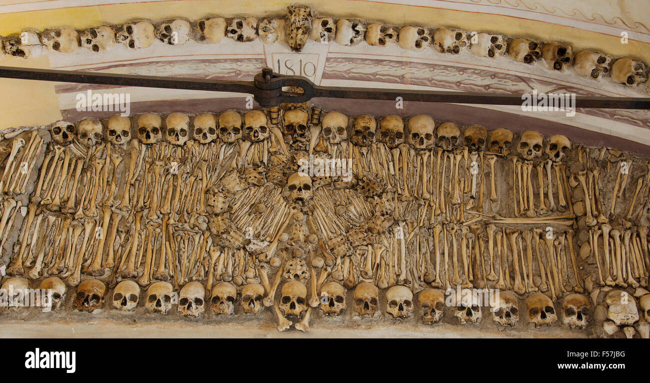 die Capela Dos Ossos ist eines der bekanntesten Denkmäler in Évora, Portugal. Es ist eine kleine innere Kapelle befindet sich neben der Stockfoto