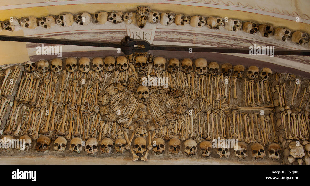 die Capela Dos Ossos ist eines der bekanntesten Denkmäler in Évora, Portugal. Es ist eine kleine innere Kapelle befindet sich neben der Stockfoto
