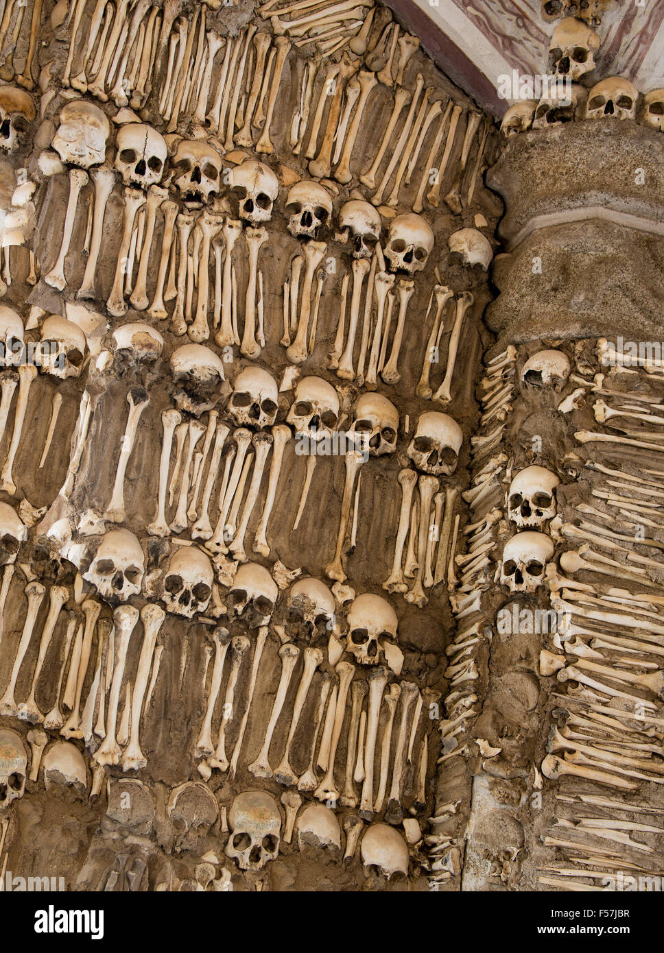 die Capela Dos Ossos ist eines der bekanntesten Denkmäler in Évora, Portugal. Es ist eine kleine innere Kapelle befindet sich neben der Stockfoto