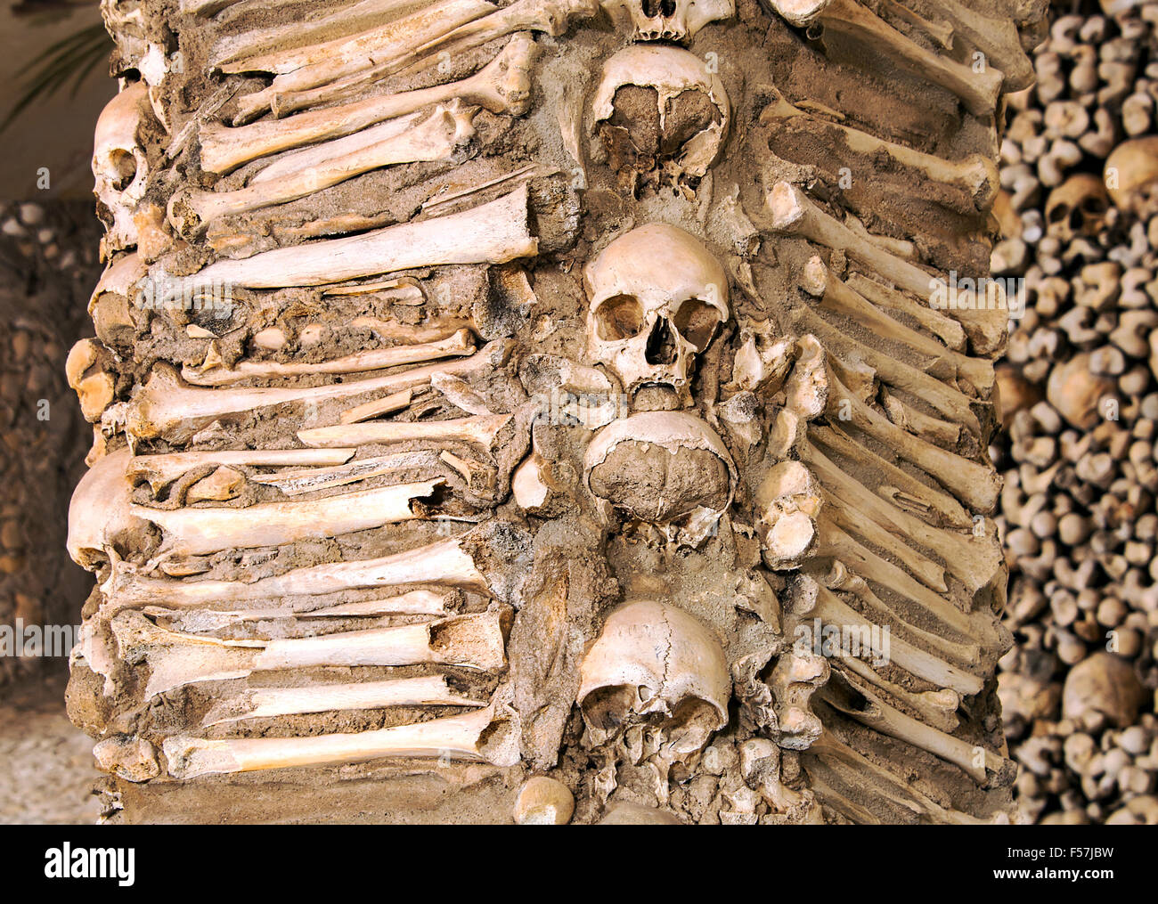 die Capela Dos Ossos ist eines der bekanntesten Denkmäler in Évora, Portugal. Es ist eine kleine innere Kapelle befindet sich neben der Stockfoto