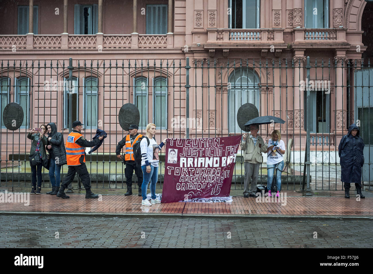 29. Oktober 2015 - Buenos Aires, Buenos Aires, Argentinien - Silvia Soria, Mutter von Ariano Biza, starben unter ungeklärten Umständen während unter Polizeigewahrsam am 29. Juni 2015, Ketten sich an den Zaun des Präsidentenpalastes um Gerechtigkeit zu fordern. Ariano (22) ihr siebtes Kind, also einer Tradition folgend er war Patensohn des Präsidenten. Er und Emanuel Gallardo (20) wurden tot gefunden, nachdem ein Feuer in einer Zelle in der Nordwest-Provinz Tucuman gesteckt wurde. (Kredit-Bild: © Patricio Murphy über ZUMA Draht) Stockfoto