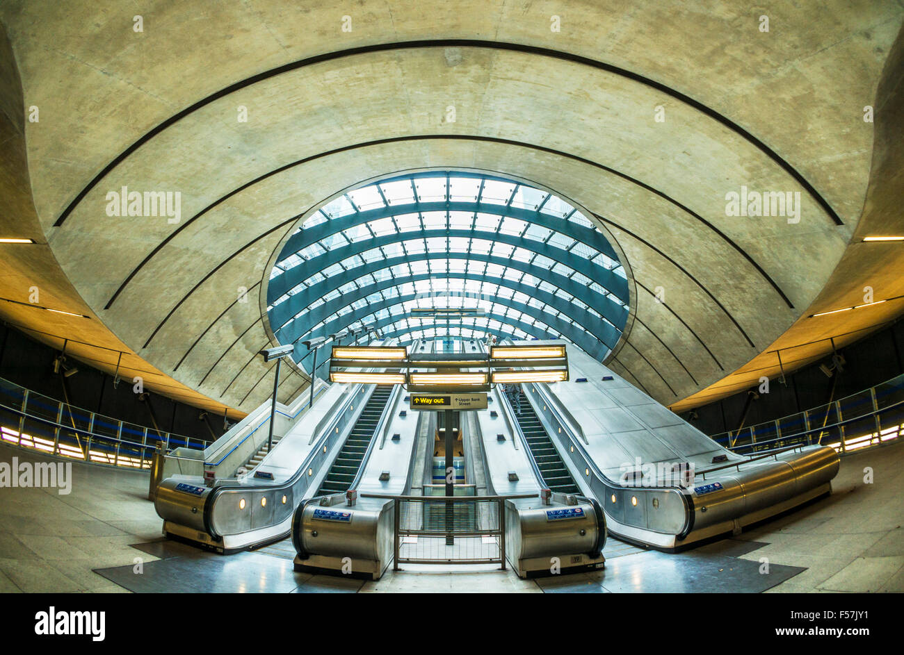 Canary wharf dlr u-Bahn Eingang mit Rolltreppen London England UK Gb EU Europa Stockfoto