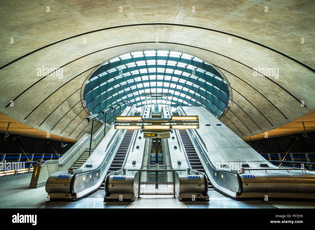 Der Canary Wharf U-Bahnstation Eingang mit Fahrtreppen London England UK GB Europa Stockfoto