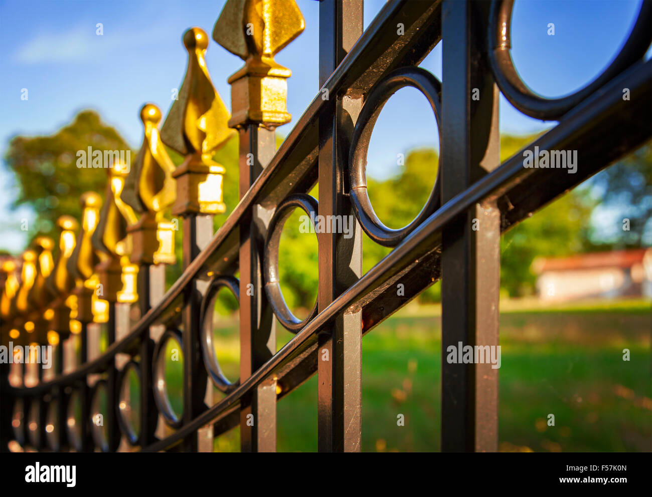 Bild von einem dekorativen gusseisernen Zaun. Stockfoto