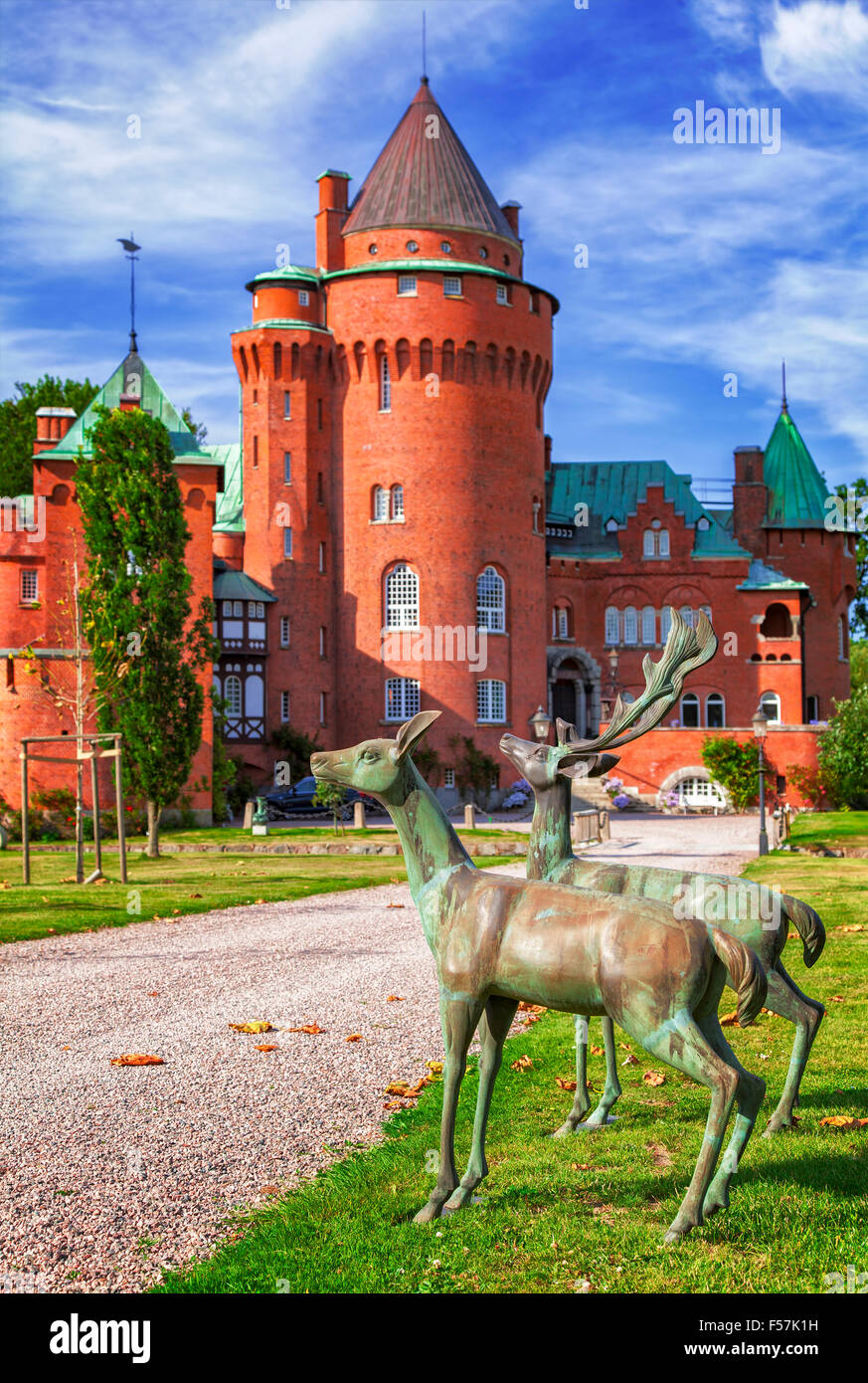 Bild der Burg Hjularod in Schweden, in einem französischen mittelalterlichen Romantik-Stil gebaut. Stockfoto