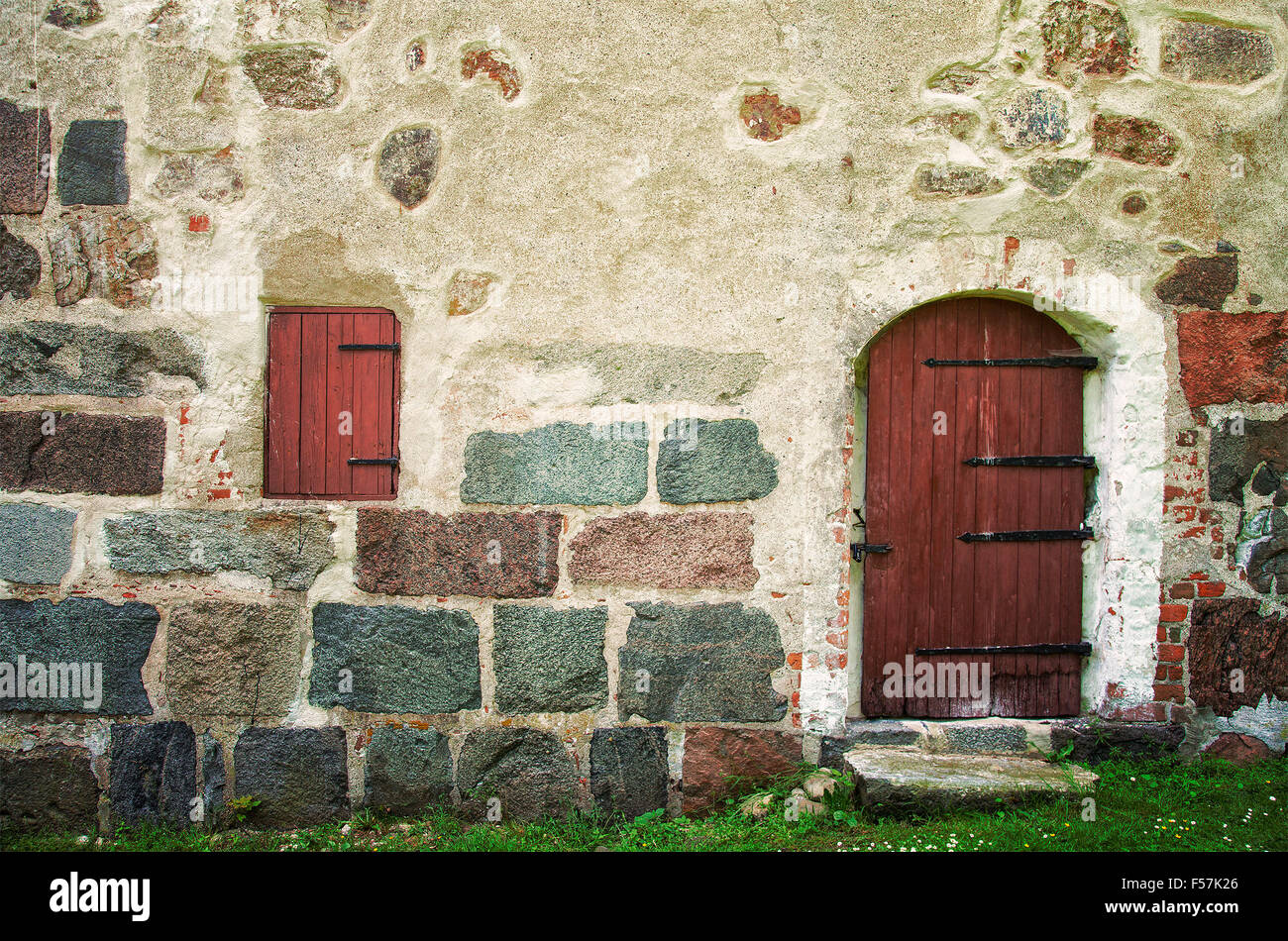 Bild einer alten Tür in einem Gebäude aus Stein. Borgeby Burg, Schweden. Stockfoto