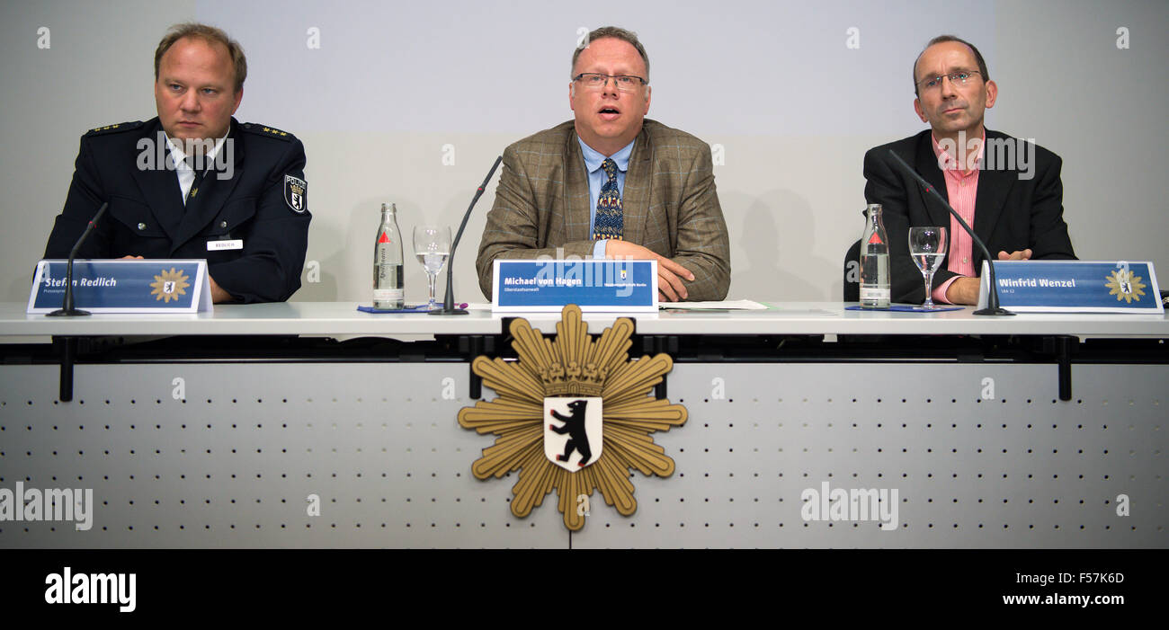 Berlin, Deutschland. 29. Oktober 2015. Polizei-Sprecher Stefan Redlich (L-R), Chief Prosecutor Michael von Hagen und Winfried Wenzel von der State Office of Criminal Investigations sprechen über den Tod des jungen Flüchtling Mohamed während einer Pressekonferenz in Berlin, Deutschland, 29. Oktober 2015. Vier Wochen nach der jungen Flüchtling junge Mohamed in Berlin entführt wurde habe der Polizei den mutmaßlichen Täter verhaftet und Körper des Kindes fand. Foto: BERND VON JUTRCZENKA/Dpa/Alamy Live-Nachrichten Stockfoto