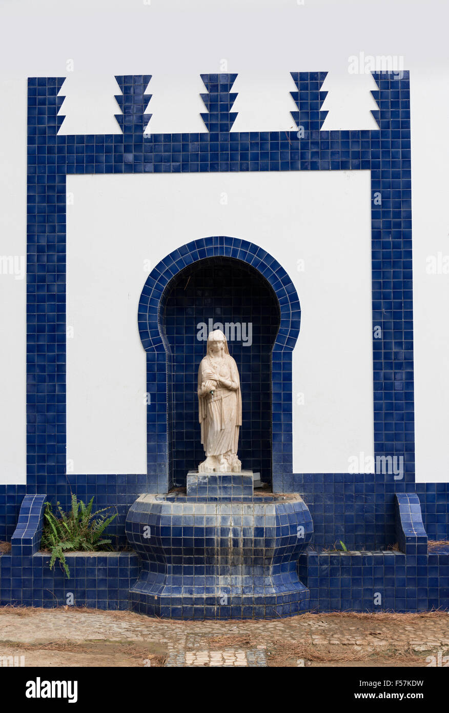 blaue und weiße katholischen Denkmal mit Maria-Skulptur in Moura Alentejo Portugal Stockfoto