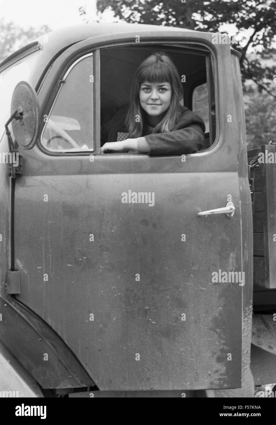 Die deutsche Schlagersängerin Pat Simon, mit Transportwagen, Deutschland 1960er Jahre. Die deutschen Schlager Sänger Pat Simon, mit einem Van, Deutschland der 1960er Jahre. 24 x 36 swNeg 73 Stockfoto