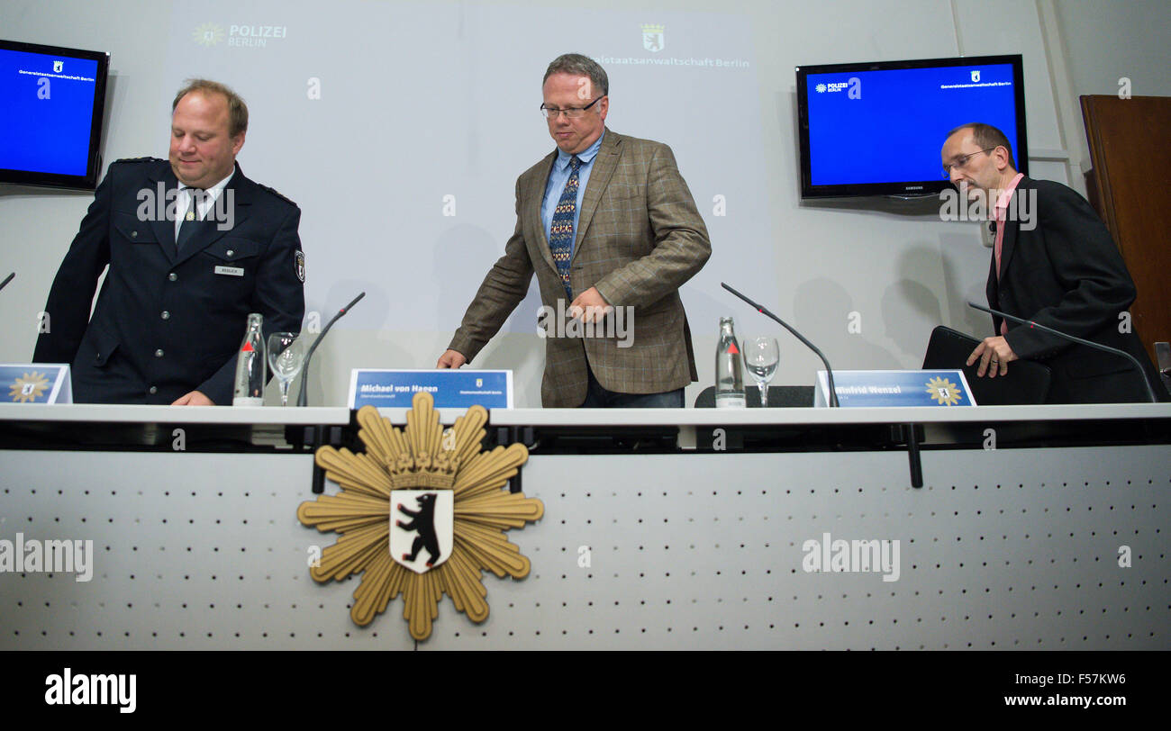 Berlin, Deutschland. 29. Oktober 2015. Polizei-Sprecher Stefan Redlich (L-R), Chief Prosecutor Michael von Hagen und Winfried Wenzel von der State Office of Criminal Investigations zu einer Pressekonferenz nach dem Tod des jungen Flüchtling Mohamed in Berlin, Deutschland, 29. Oktober 2015 kommen. Vier Wochen nach der jungen Flüchtling junge Mohamed in Berlin entführt wurde habe der Polizei den mutmaßlichen Täter verhaftet und Körper des Kindes fand. Foto: BERND VON JUTRCZENKA/Dpa/Alamy Live-Nachrichten Stockfoto