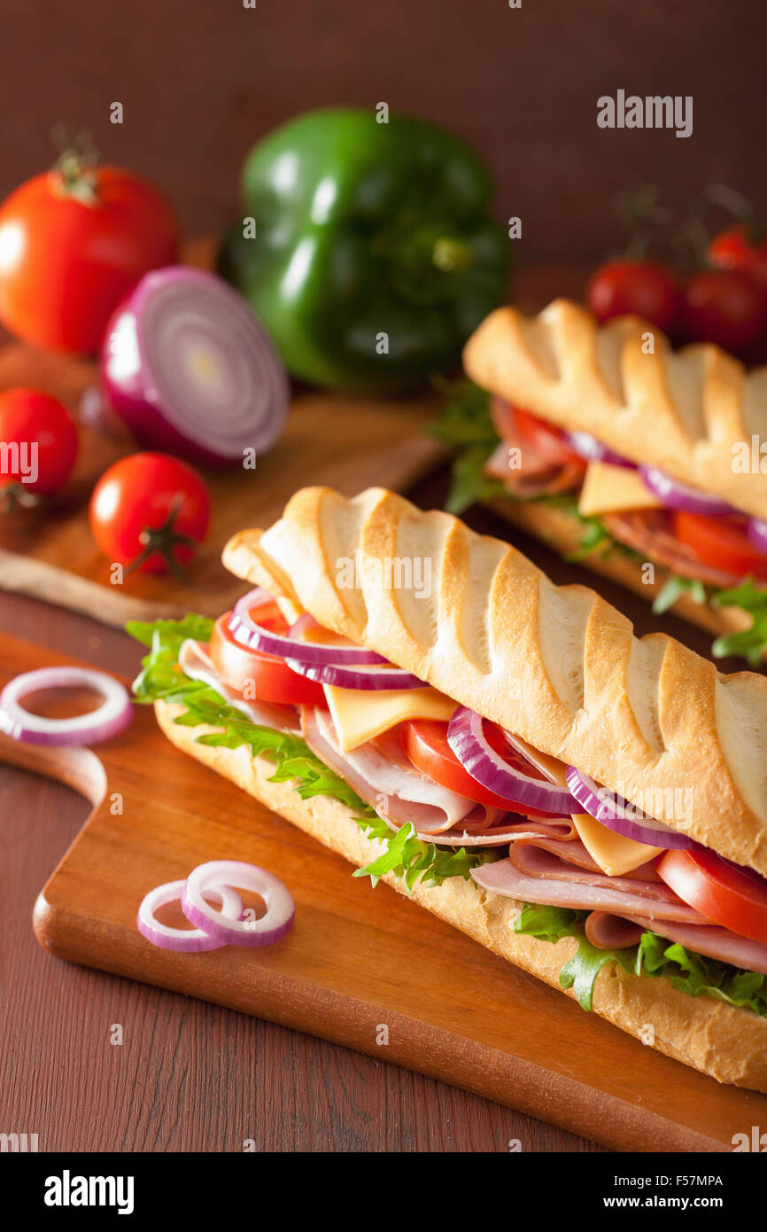 langes Baguette-Sandwich mit Schinken-Käse-Tomaten-Salat Stockfoto