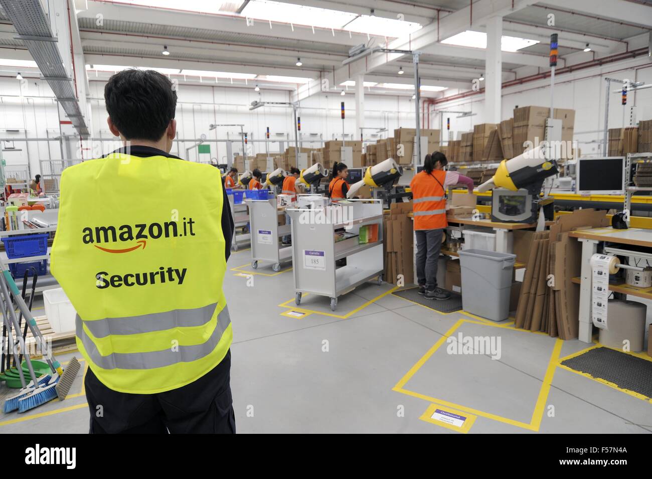 Amazon-Logistikzentrum in Castelsangiovanni (Piacenza, Italien) Stockfoto