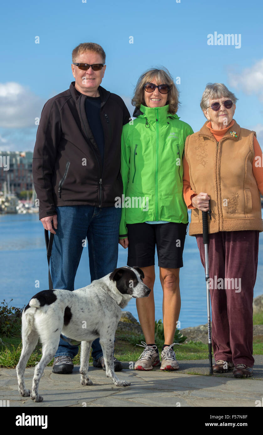 Familienbild von Ehemann und Ehefrau und Mutter und Hund-Victoria, British Columbia, Kanada Stockfoto