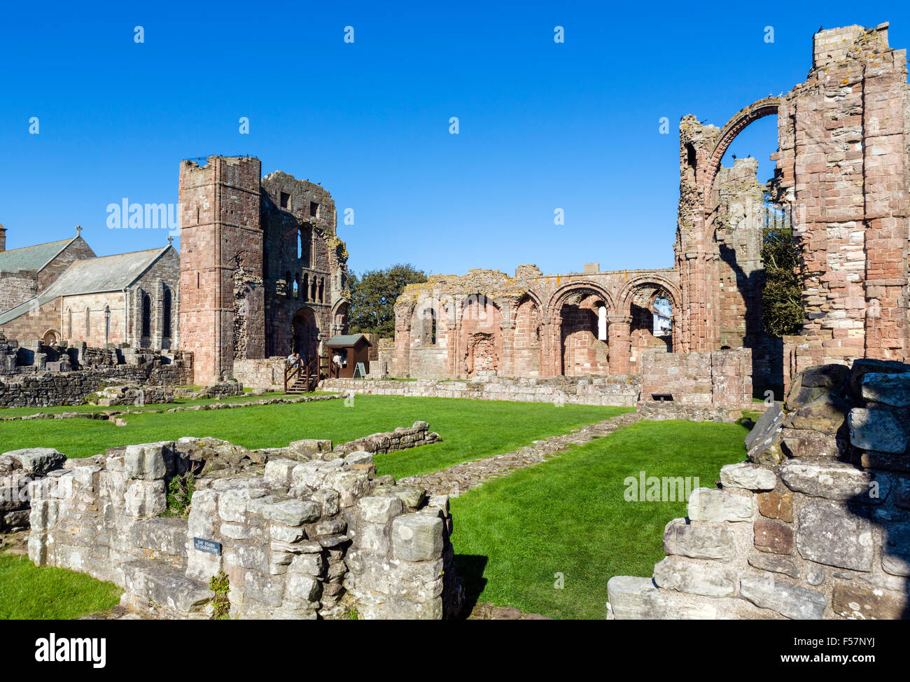 Die Ruinen der mittelalterlichen Lindisfarne Priory, Holy Island, Northumberland, England, UK Stockfoto