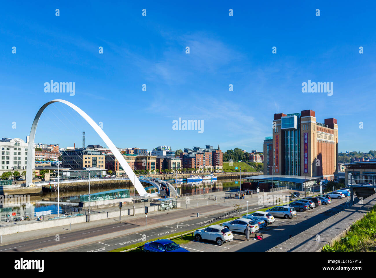 Gateshead Millennium Bridge und Baltic Centre for Contemporary Arts am Fluss Tyne, Kai, Gatesehead, Tyne and Wear, UK Stockfoto