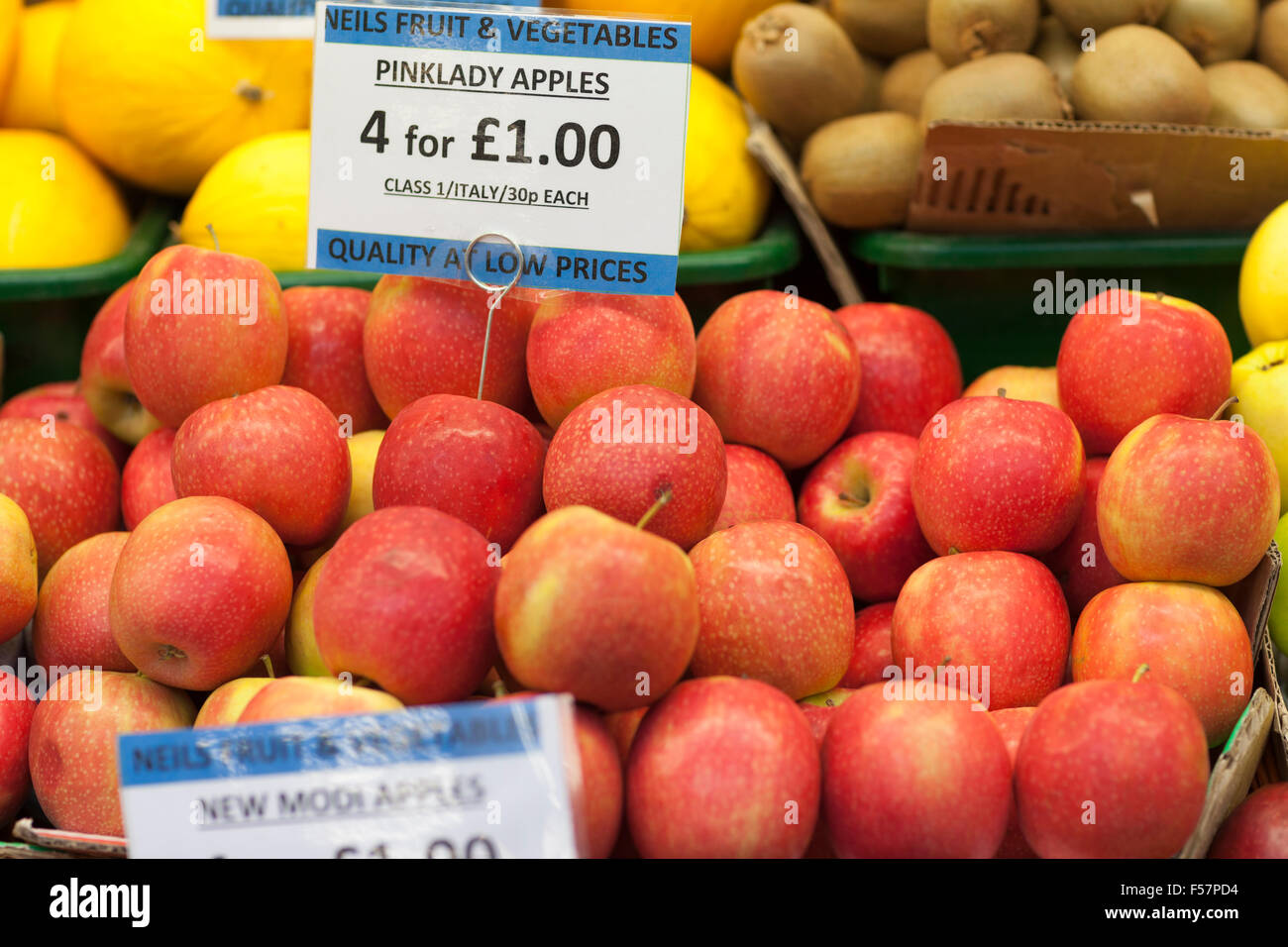 UK, Leeds, Pink Lady Äpfel in Leeds Markt zu verkaufen. Stockfoto