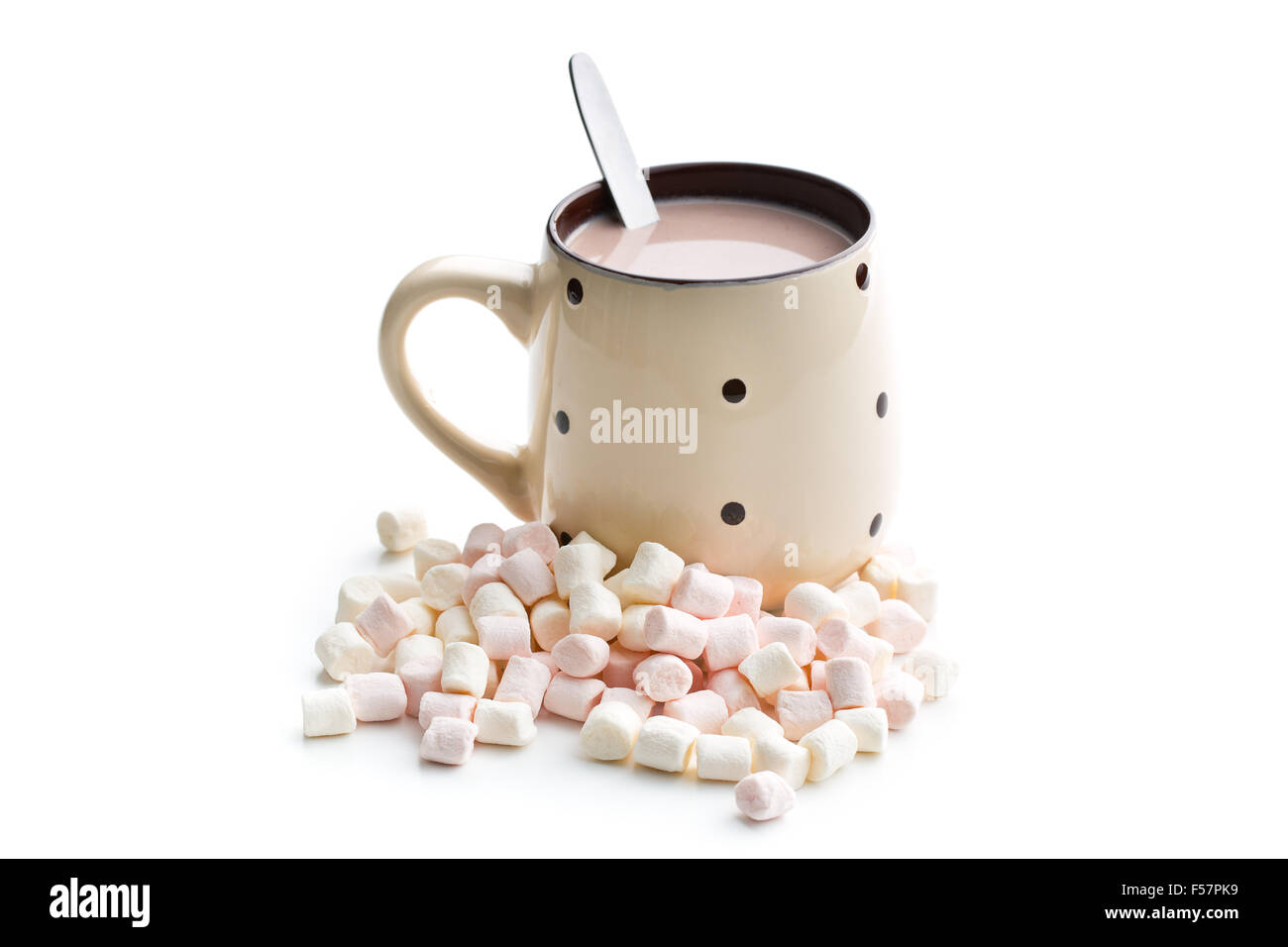 Mini Marshmallows und Kakaogetränk auf weißem Hintergrund Stockfoto