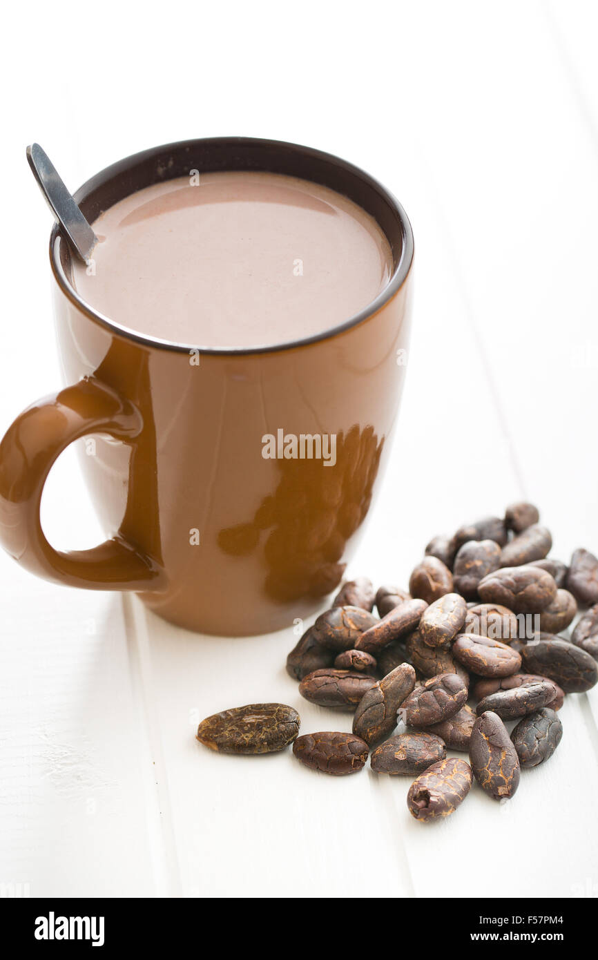 Das Kakaogetränk und Kakaobohnen auf Küchentisch Stockfoto