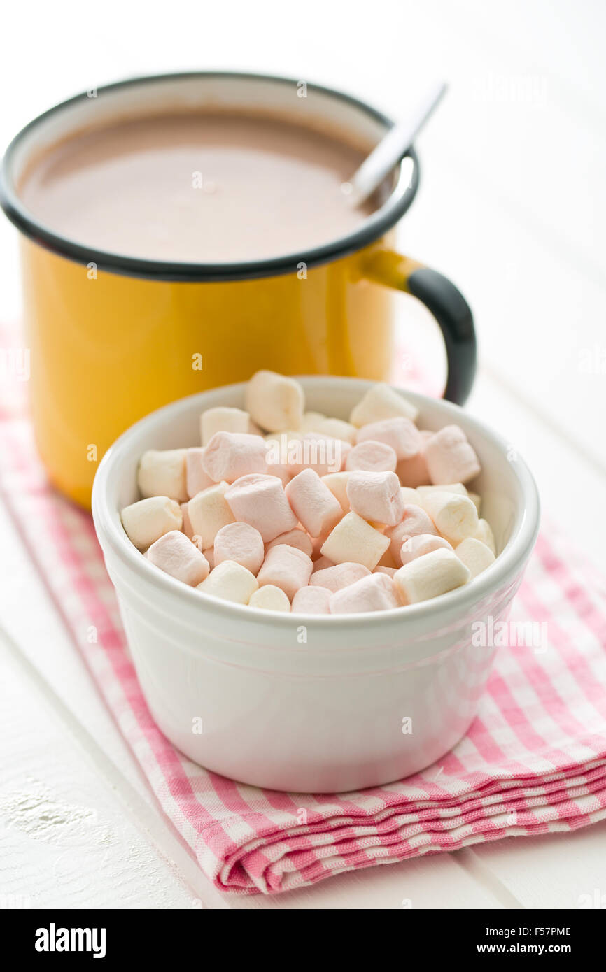 Mini Marshmallows und Kakaogetränk auf Serviette Stockfoto