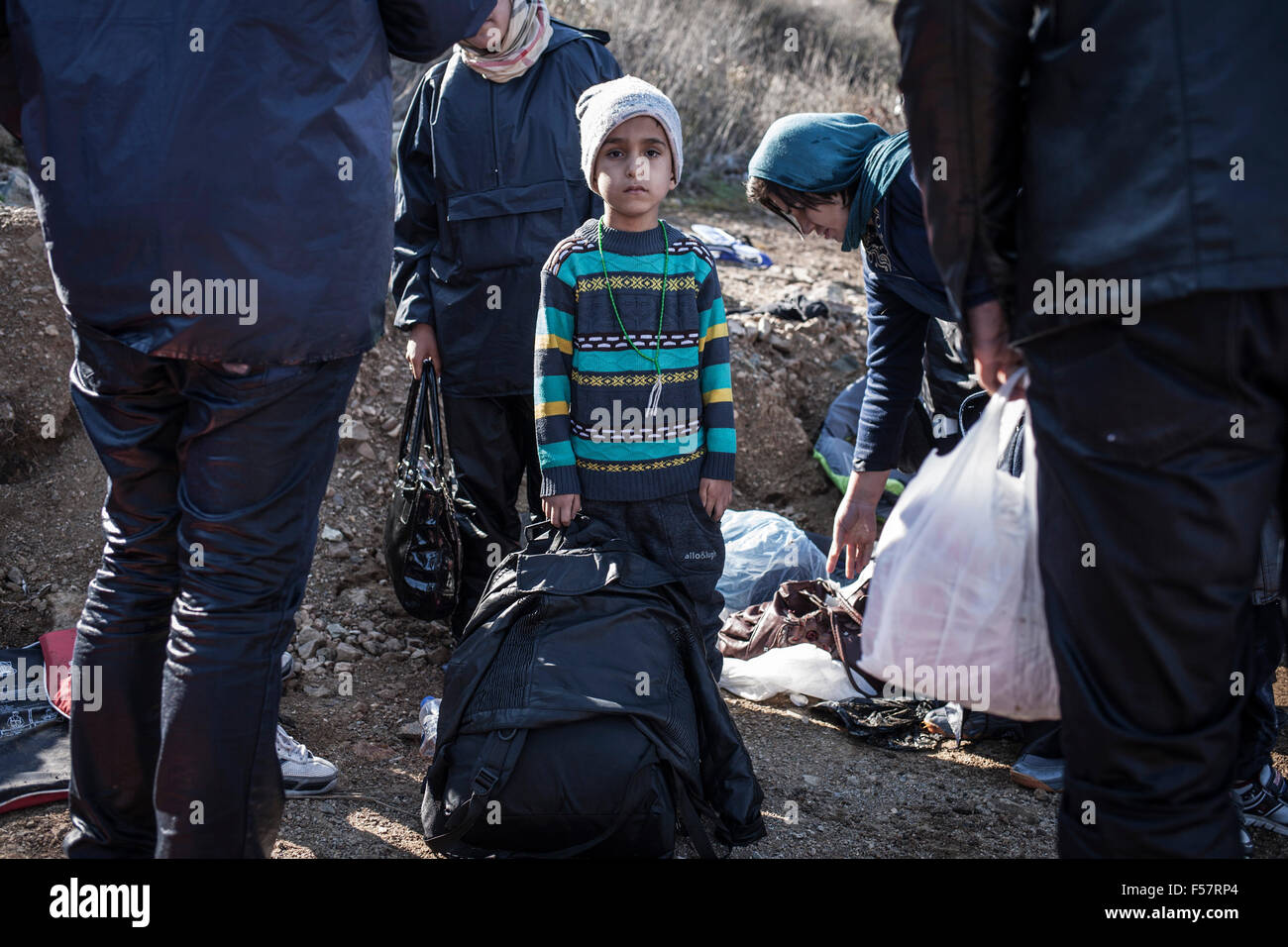 Ein Junge, der gerade zusammen mit anderen Flüchtlingen und Migranten an einem Strand im nördlichen Teil der Insel Lesbos, Griechenland am 29. Oktober 2015 angekommen ist. Foto: Sokrates Baltagiannis/dpa Stockfoto