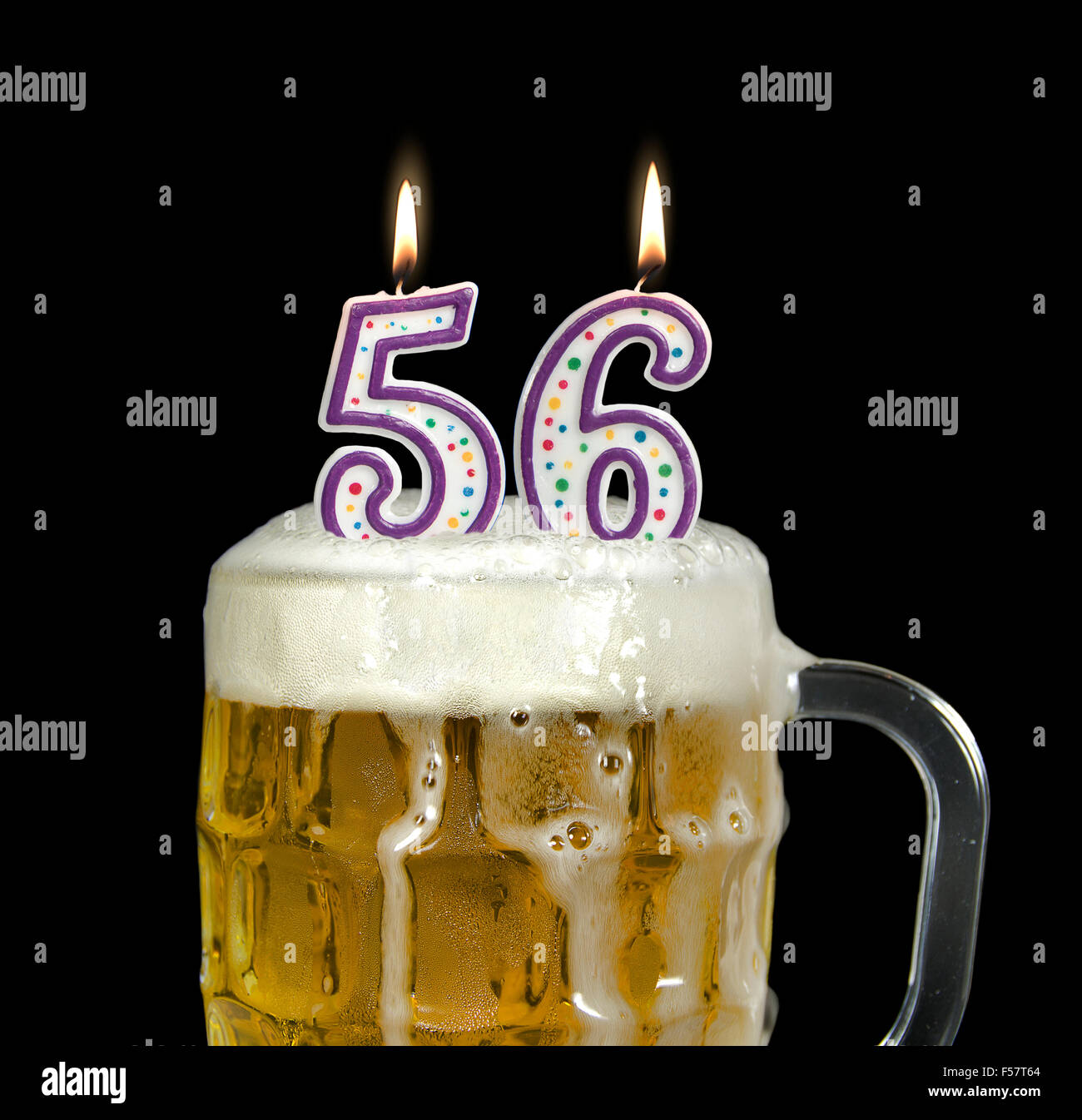 Geburtstagskerzen in Krug Bier zum 56. Geburtstag auf schwarz. Stockfoto