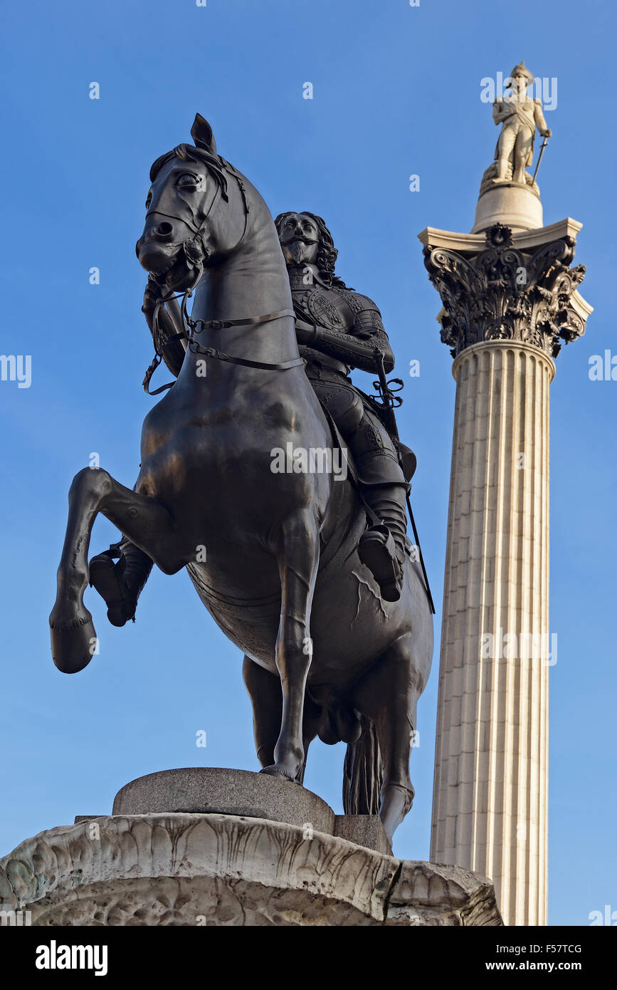 Trafalgar Square, London, UK. Statue von König Karl mit Nelsons Säule im Hintergrund. Stockfoto
