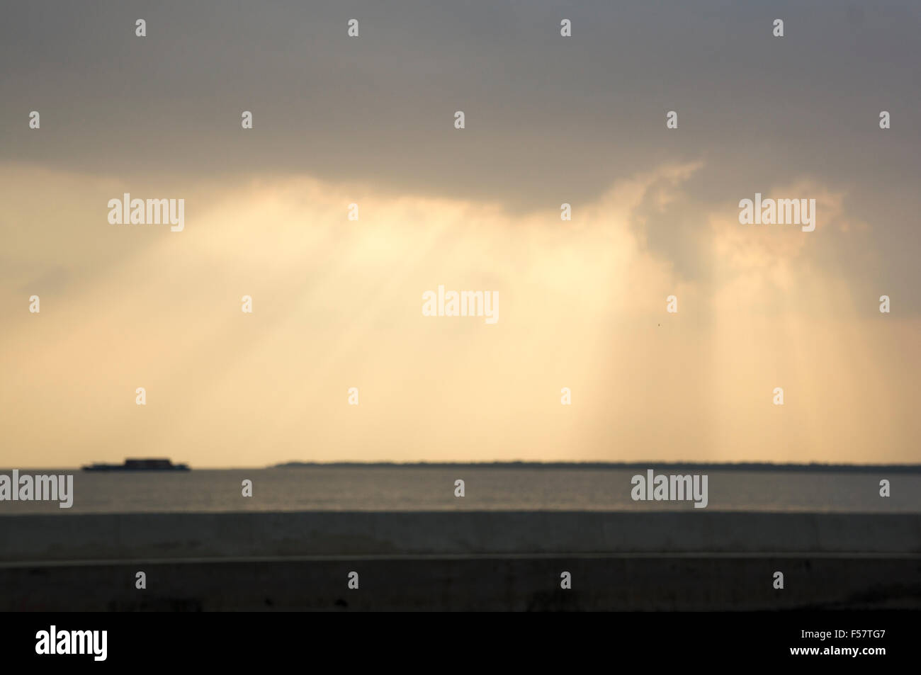 Himmel Sonnenuntergang Ozean Wasser Meer blauer Abend Sommer Wolken Strand Ufer Sonnenuntergang Hintergrundbild Federweg Stockfoto