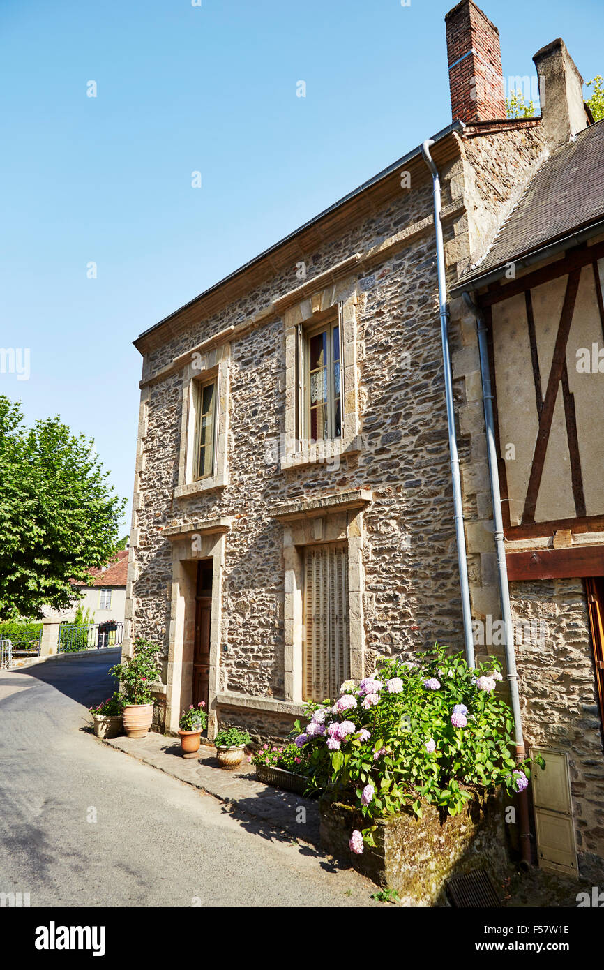 Gebäude im Dorf von Segur-le-Chateau, Limousin, Correze, Frankreich. Stockfoto