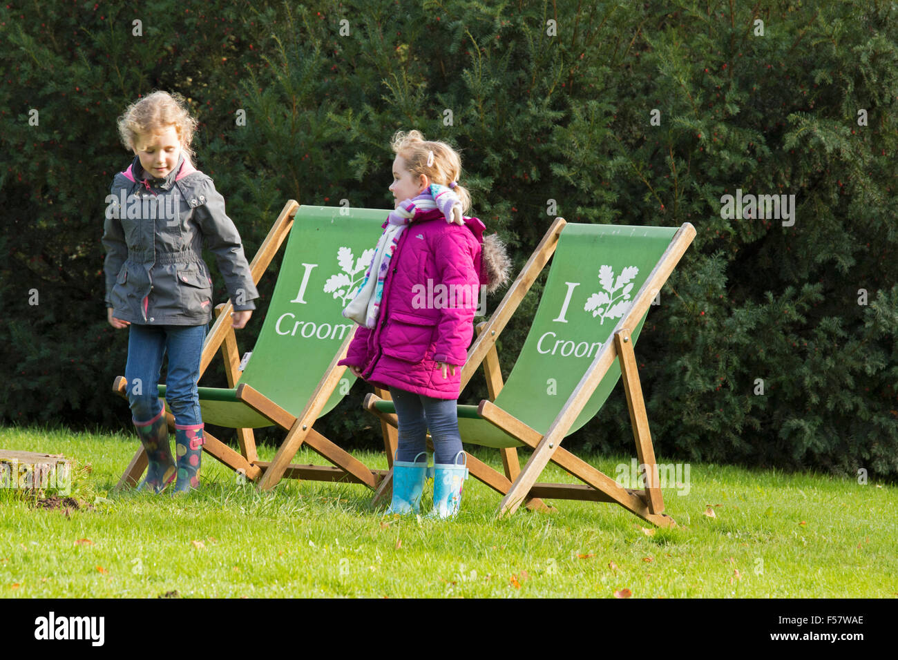 Zwei junge Mädchen spielen an Croome Park, Worcestershire, England, UK Stockfoto