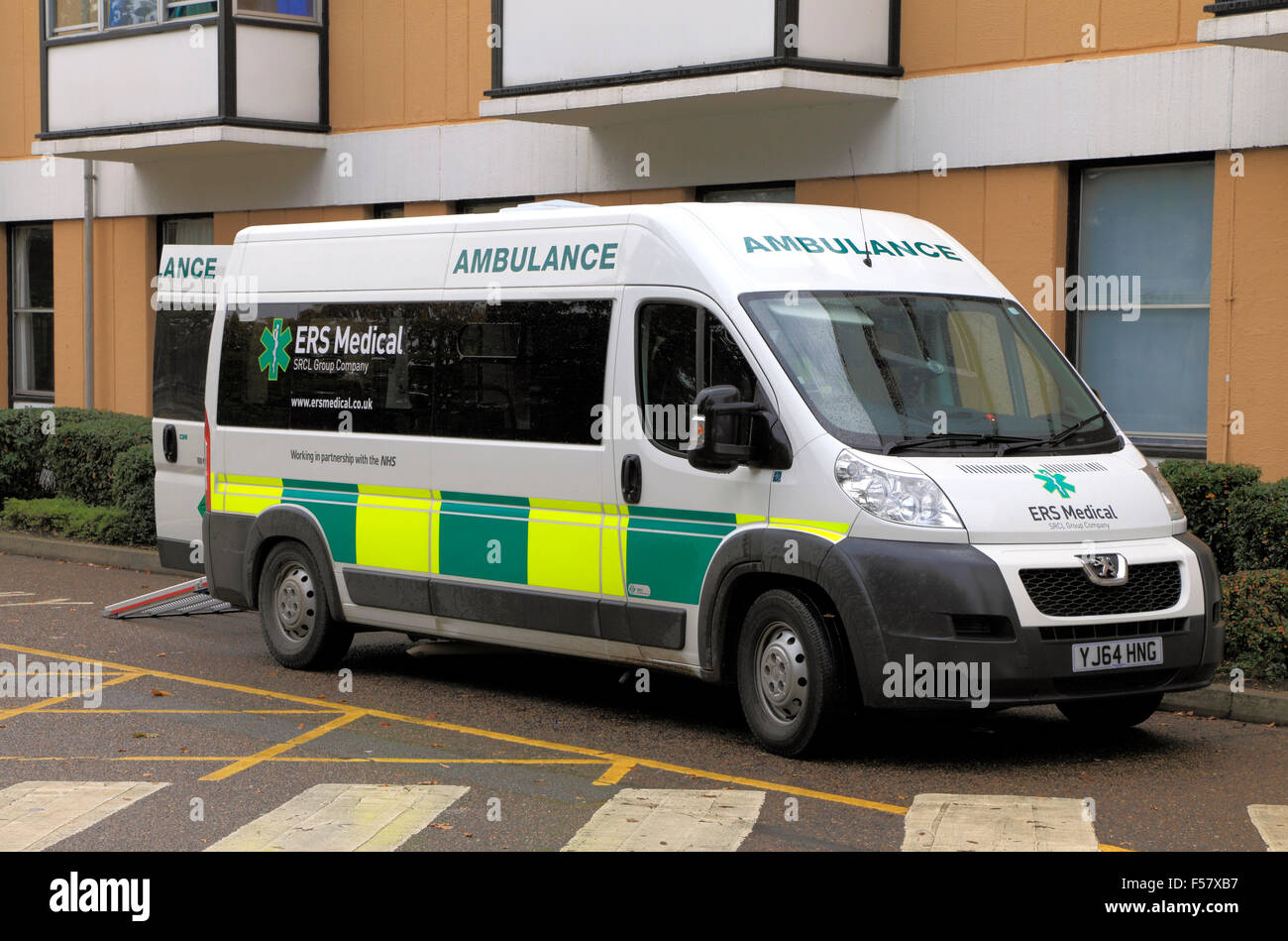 ERS medizinische Ambulanz, Krankenhaus der Königin-Elizabeth, Kings Lynn, Vertragsservice, Norfolk England Großbritannien NHS Krankenhäuser Krankenwagen Stockfoto