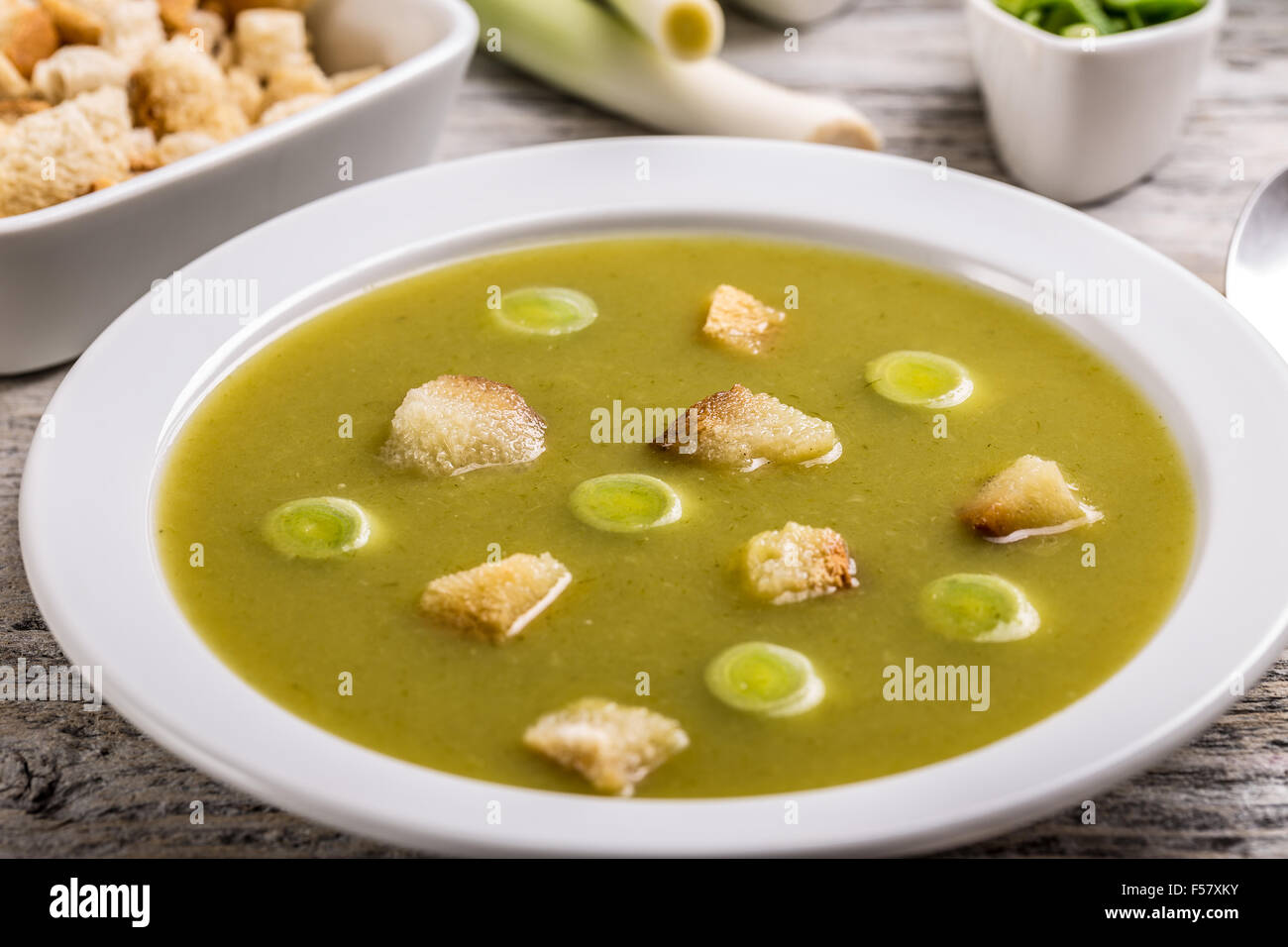 Frische grüne Lauch-Suppe mit Croutons Stockfoto