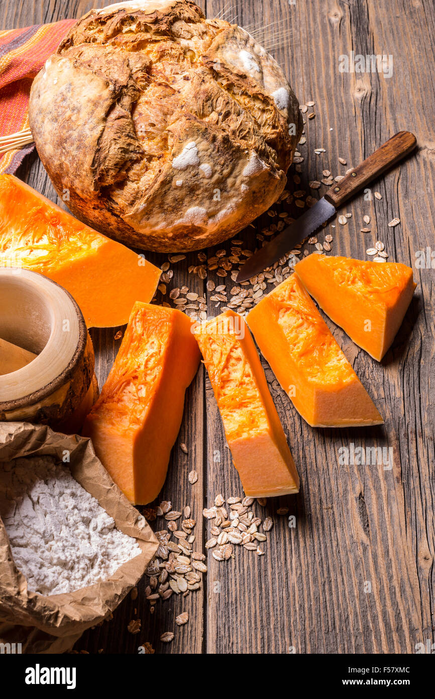 Frisch gebackenes Kürbisbrot in rustikalem Ambiente Stockfoto