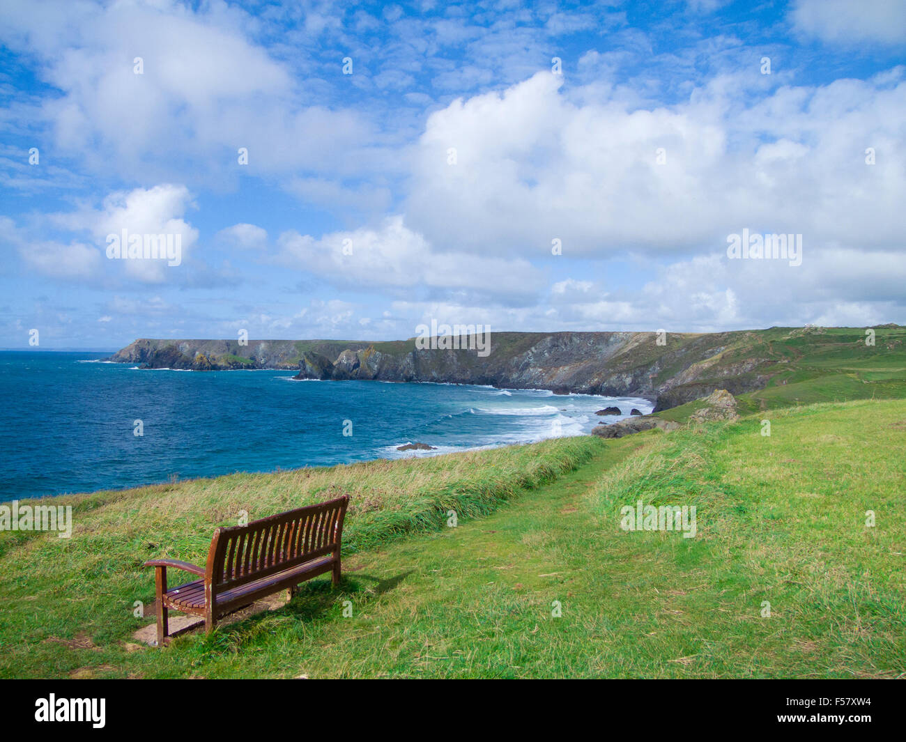 Holzbank auf dem South West Coast Path in Richtung Pentreath Strand & Kynance Cove hinaus Halbinsel Lizard, Cornwall, England, UK Stockfoto