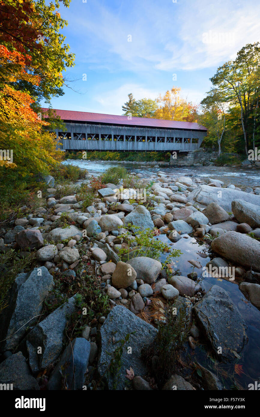 Covered Bridge USA; Albany Covered Bridge über den schnellen Fluss, die Kancamagus Highway, New Hampshire, New England, USA Stockfoto