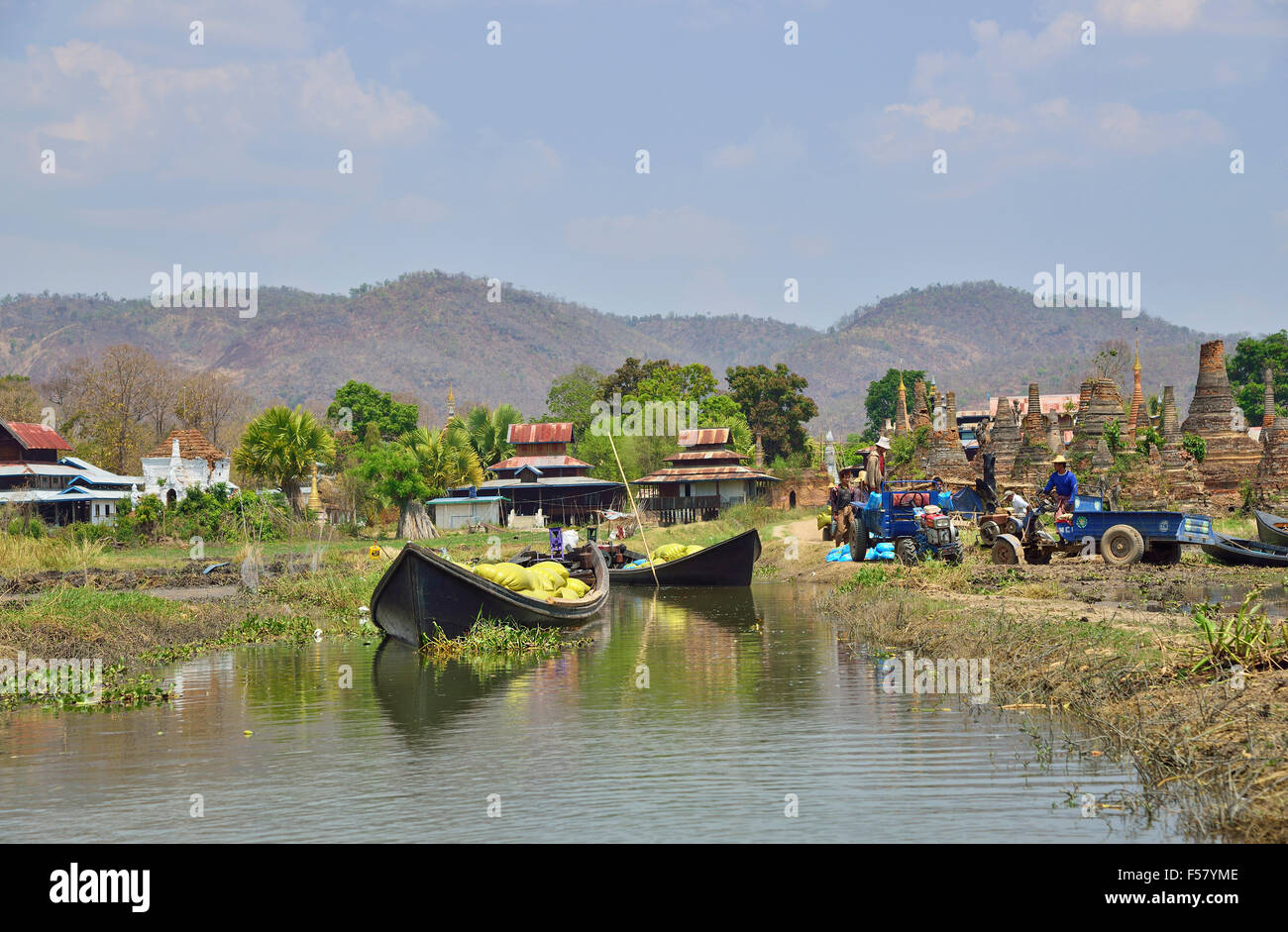 Landwirte laden Longtail Boote mit ihren Kulturen bereit für den Markt am Inle See, Myanmar (Birma), Südostasien zu verlassen Stockfoto