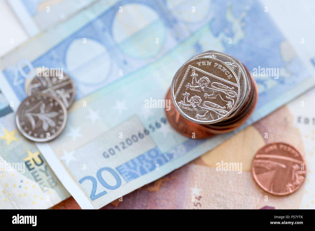 10 Britische Pence Münze auf einen Stapel von Münzen und 10 Euro Hinweis Stockfoto