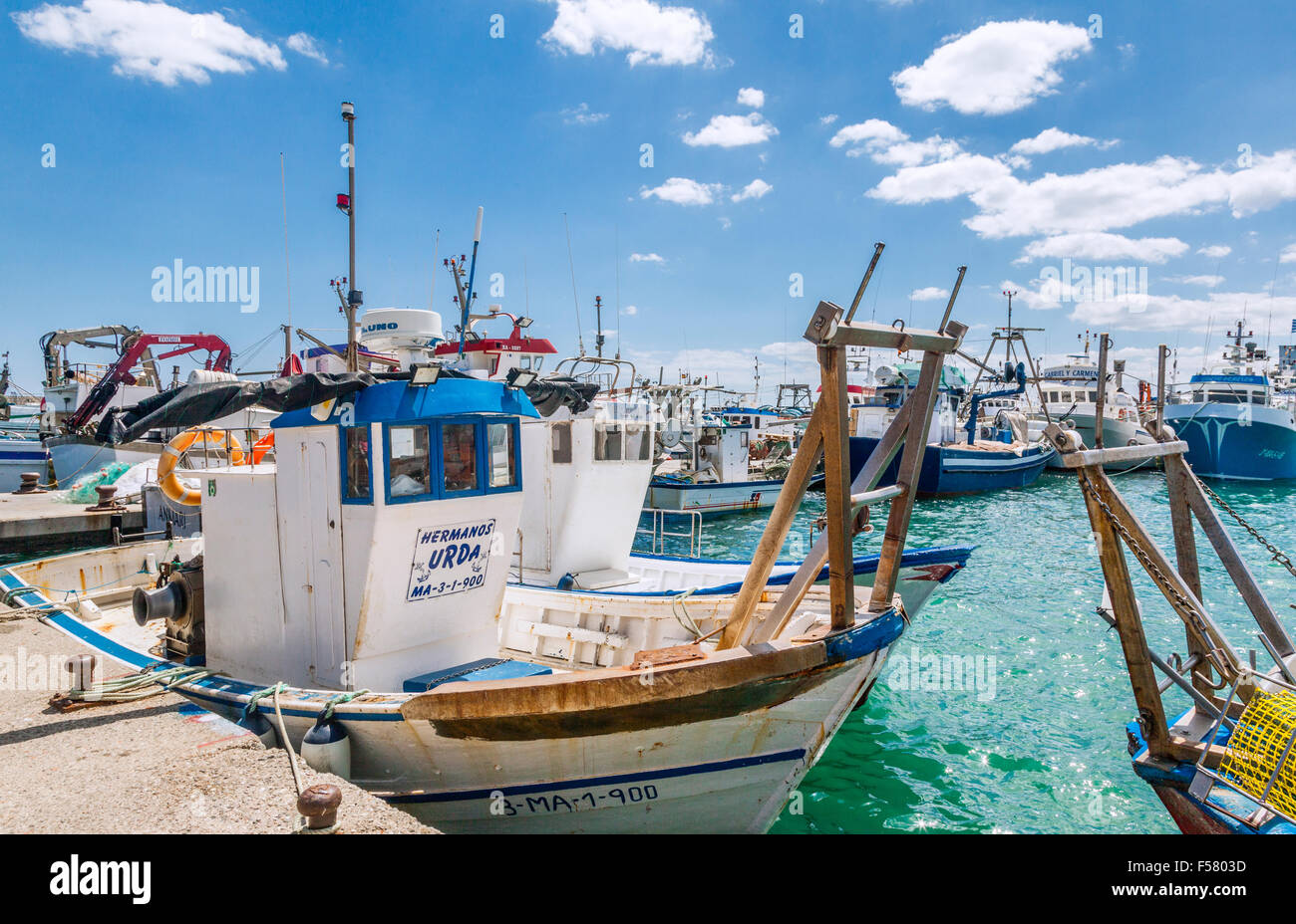 Spanien, Andalusien, Provinz Málaga, Costa del Sol Oriental, Fischtrawler im Hafen von der Küstenstadt Caleta de Vélez Stockfoto