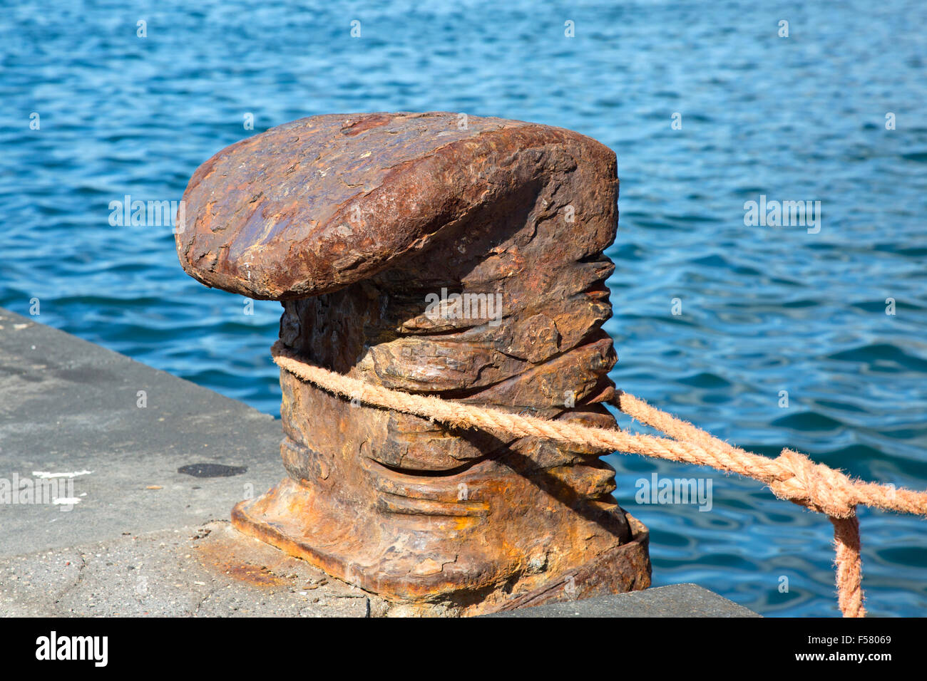 Rostige Poller auf dem Dock mit den Markierungen der Seile Stockfoto
