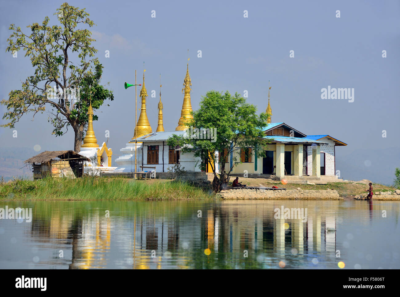 Kleine malerische vergoldeten Kloster auf einer Insel auf dem Inle See, Shan Staat, Myanmar (Birma), Südostasien Stockfoto