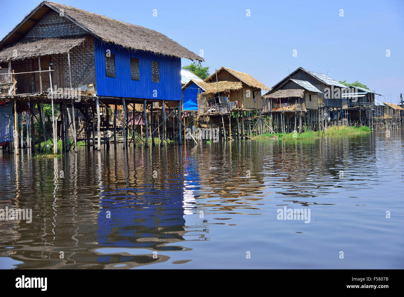 Eine Reihe von bunten Pfahlbauten am Inle See, Stan, Myanmar (Burma) Südostasien Stockfoto