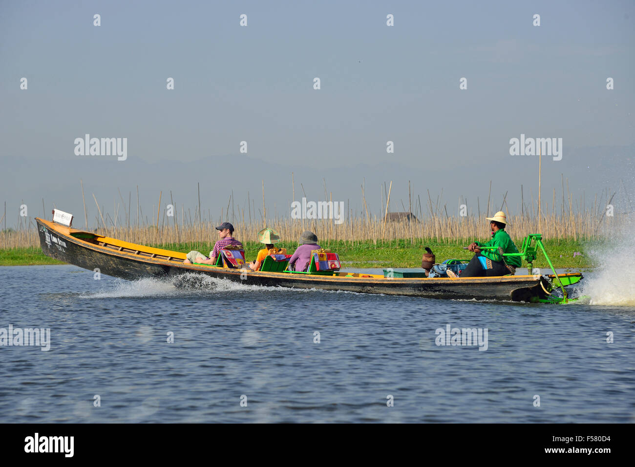 Touristen, die in einem Longtail-Boot fahren, über Inle-See, Shan State in Myanmar (Burma) Stockfoto