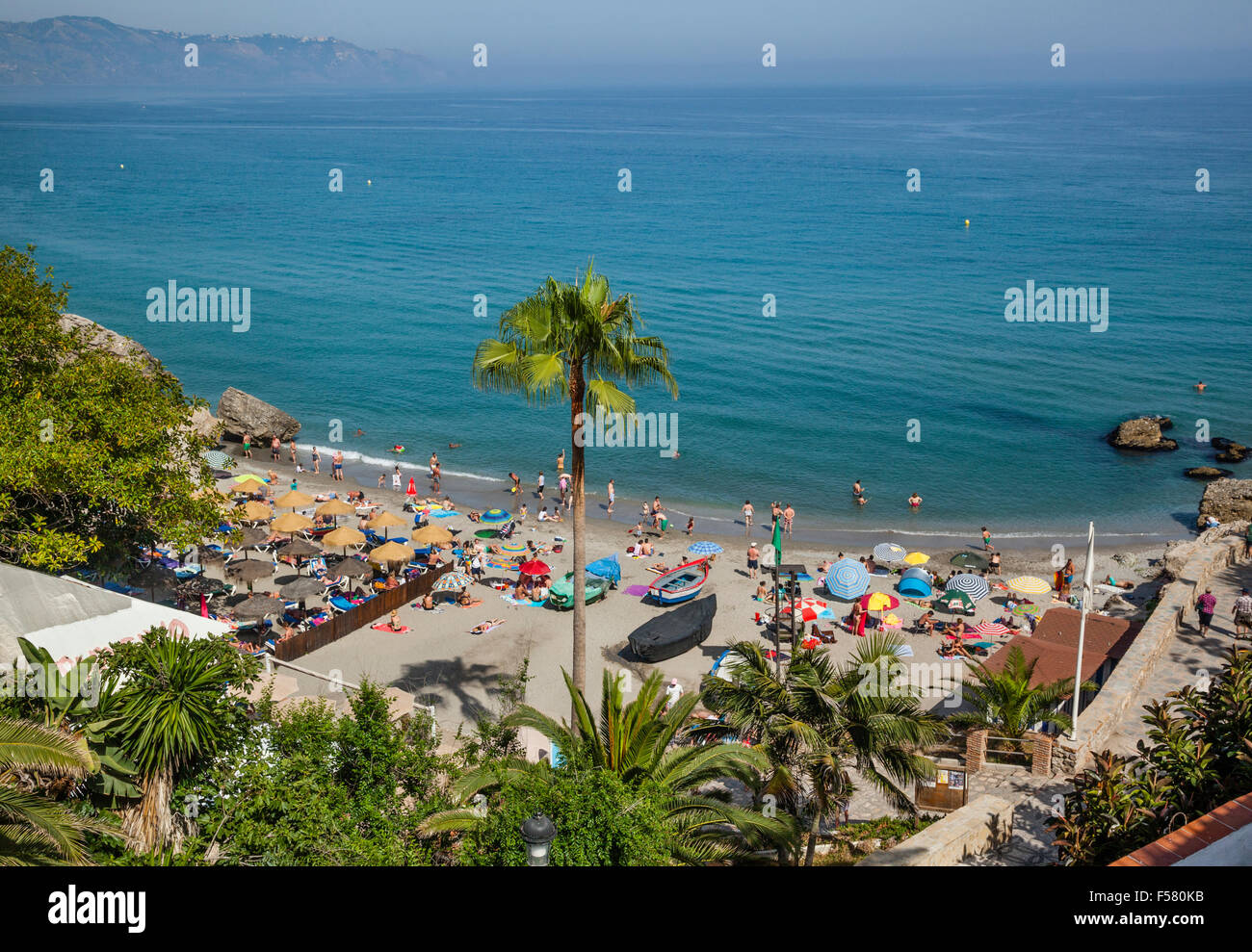 Spanien, Andalusien, Malaga Provinz, Nerja an der Axarquia-Costa del Sol, Blick auf Calahonda Strand vom Balcon de Europa Stockfoto