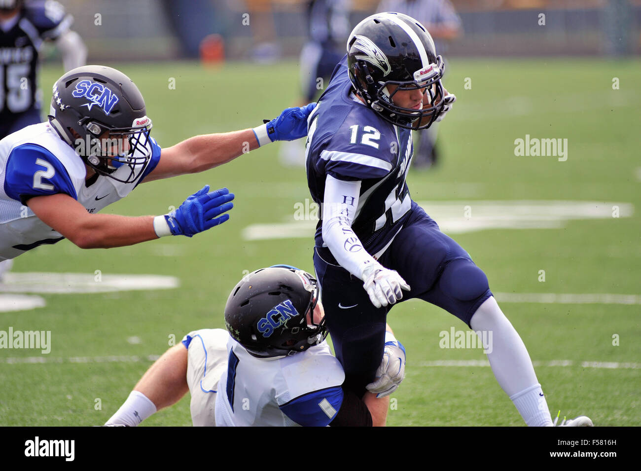 Zurück laufen bringt den letzten Schliff an einen ersten Abstieg dash nach einem fake Punt und Pass, dass ein Laufwerk am Leben hielt. USA. Stockfoto