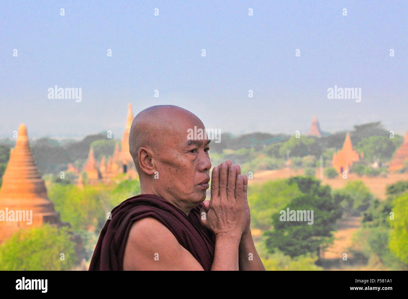 Buddhistischer Mönch, der auf der Shwesandaw-Pagode in Bagan, Myanmar ...
