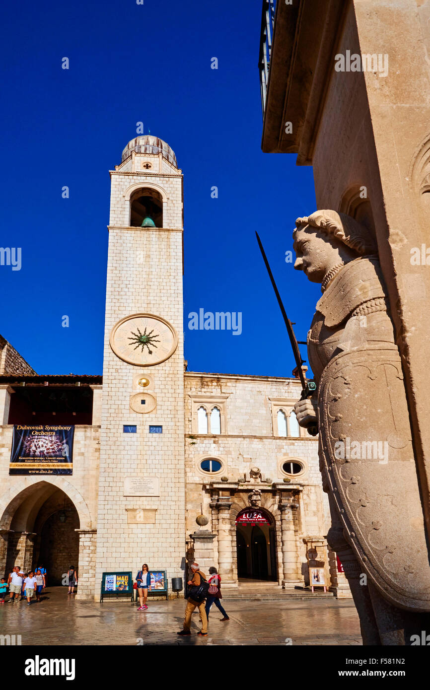 Kroatien, Dalmatien, Dubrovnik, Altstadt, UNESCO-Weltkulturerbe, Altstadt, Luza-Platz, Roland Säule, Uhr towe Stockfoto