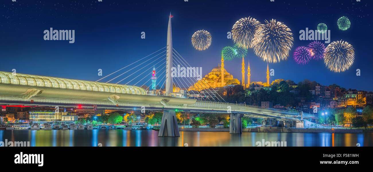 Atatürk-Brücke, u-Bahn-Brücke und schönen Feuerwerk, Istanbul Stockfoto