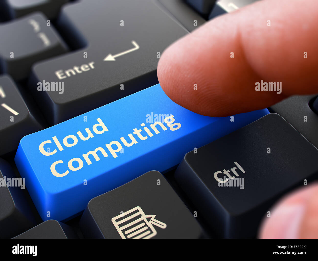 Person blaue Tastatur-Button anklicken mit Text Cloud-Computing. Selektiven Fokus. Detailansicht. Stockfoto