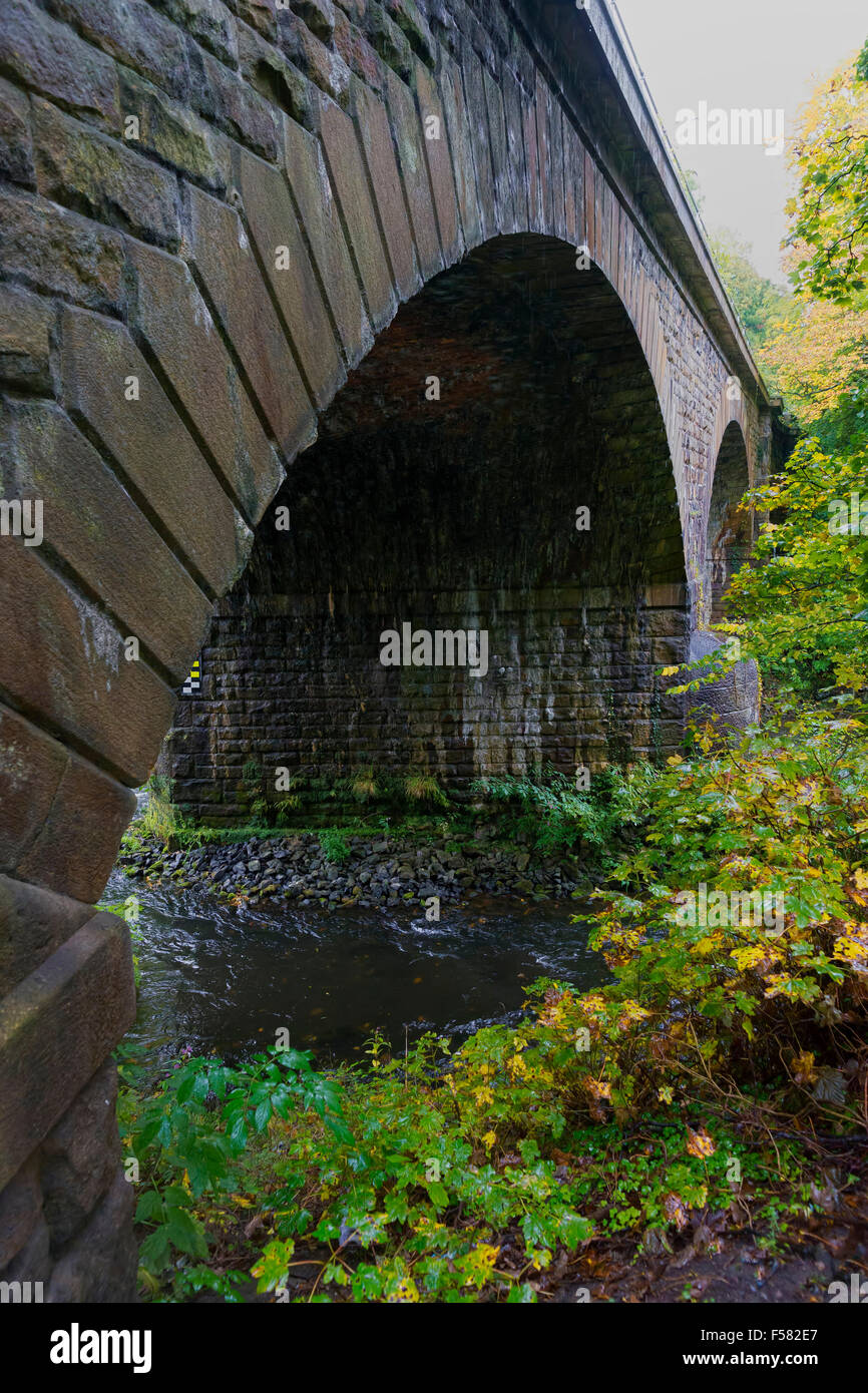 Brücke Bogen Fahrbahn Matlock Bäder UK Stockfoto